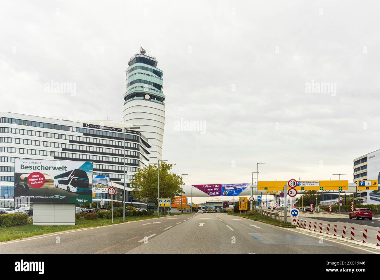 Straße zum Flughafen Wien-Schwechat Stockfoto