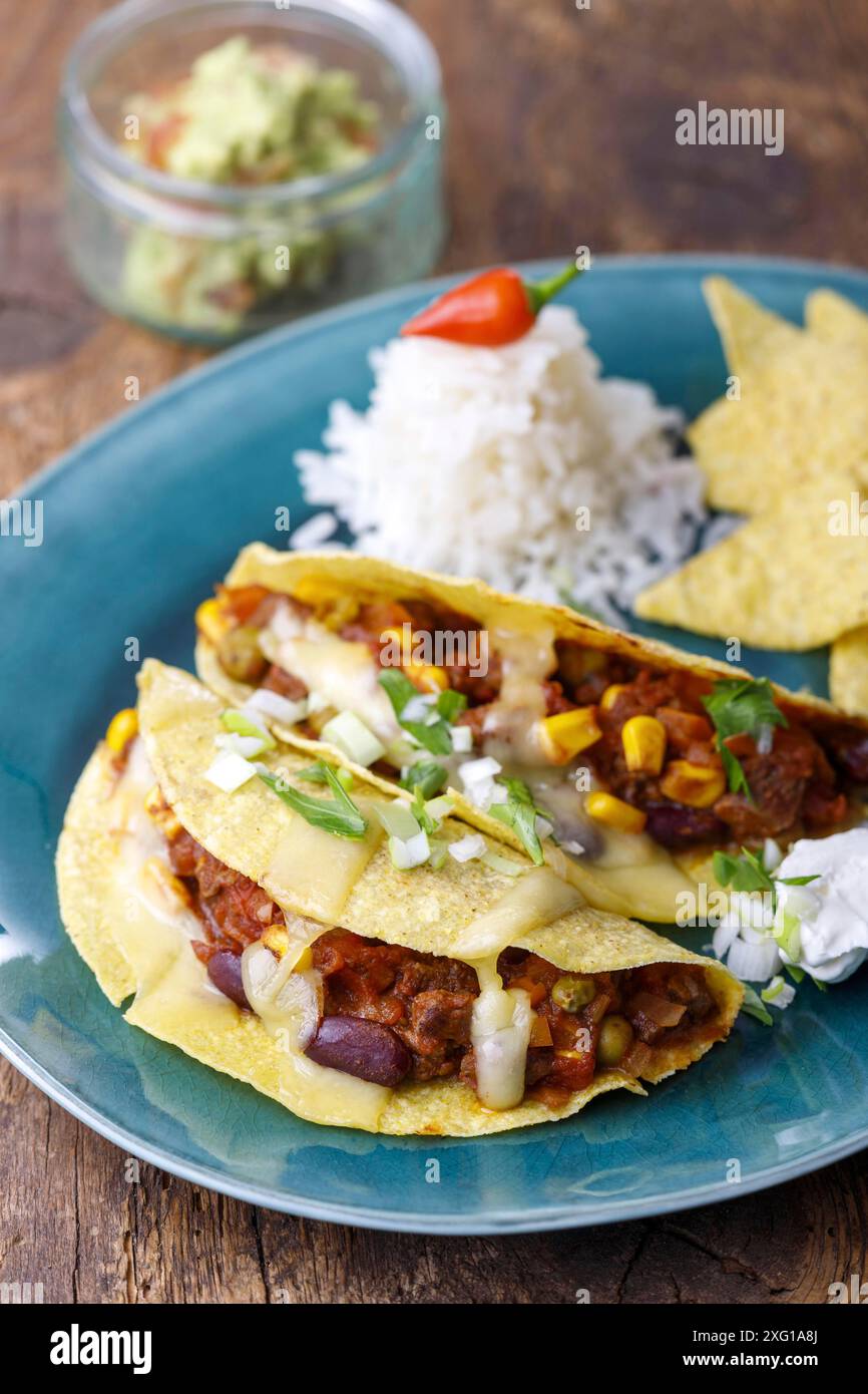 Mexikanische Tacos mit Reis auf Holz Stockfoto