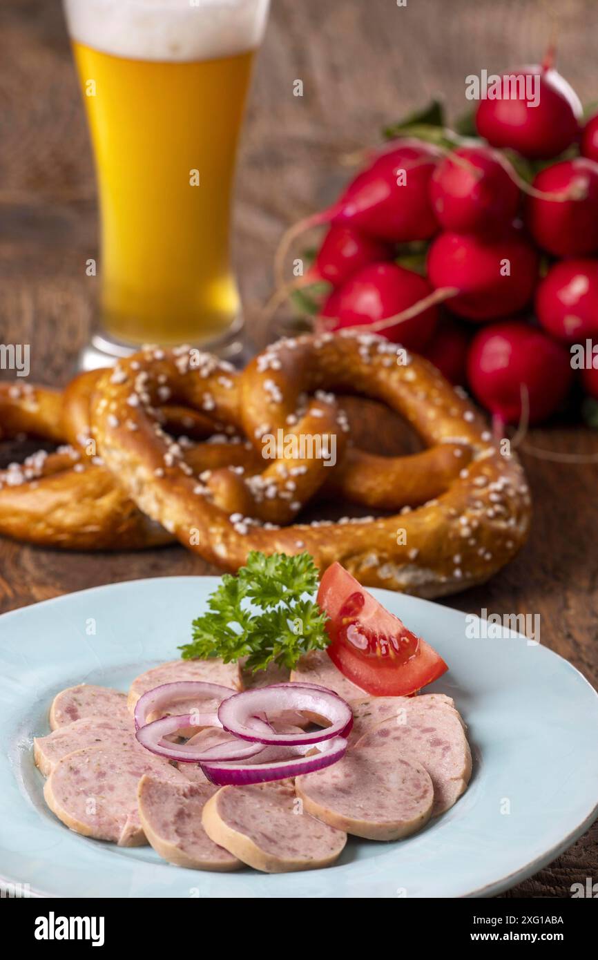 Bayerischer Wurstsalat auf dunklem Holz Stockfoto