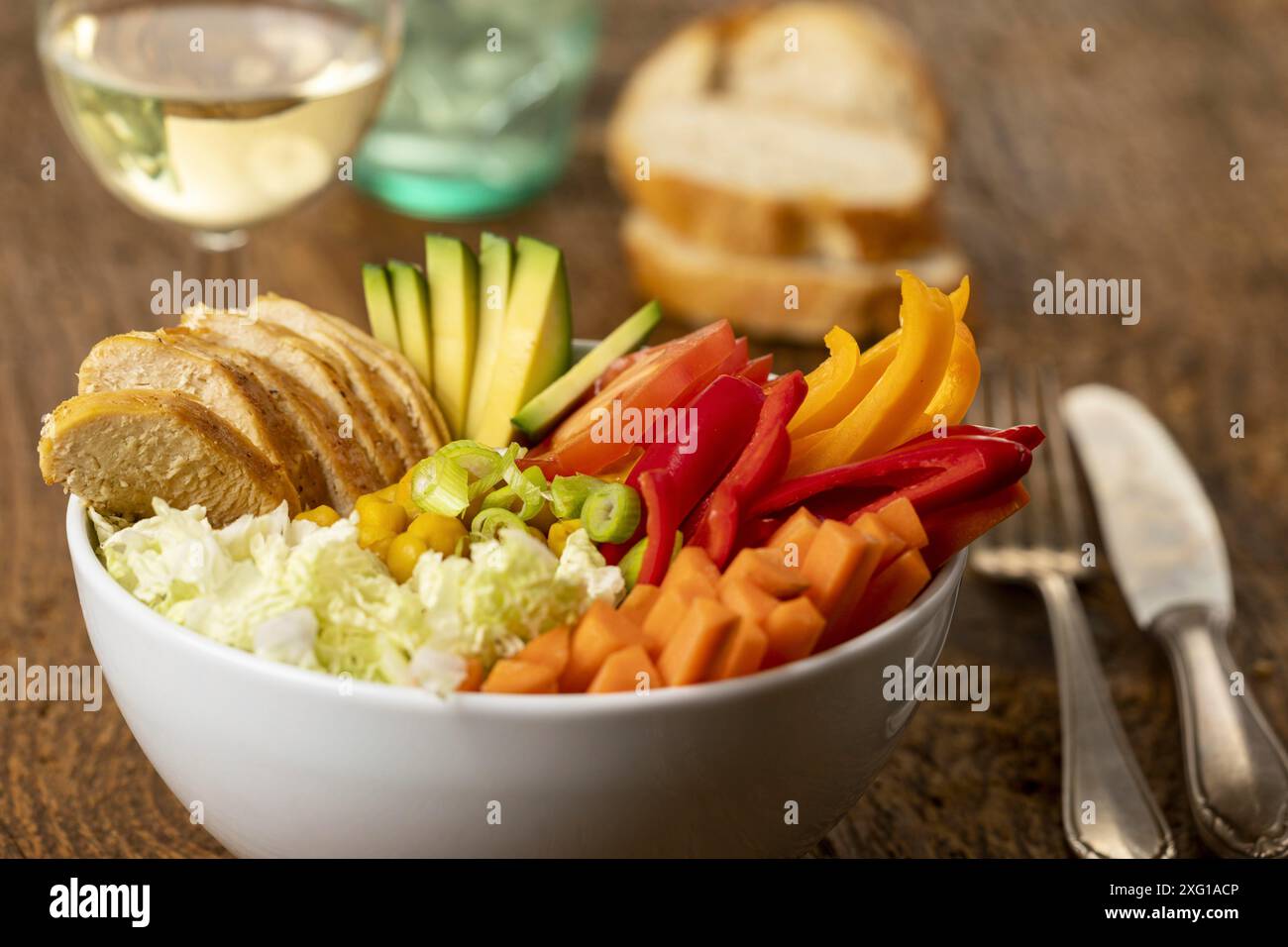 Buddha Bowl mit Huhn auf Holz Stockfoto