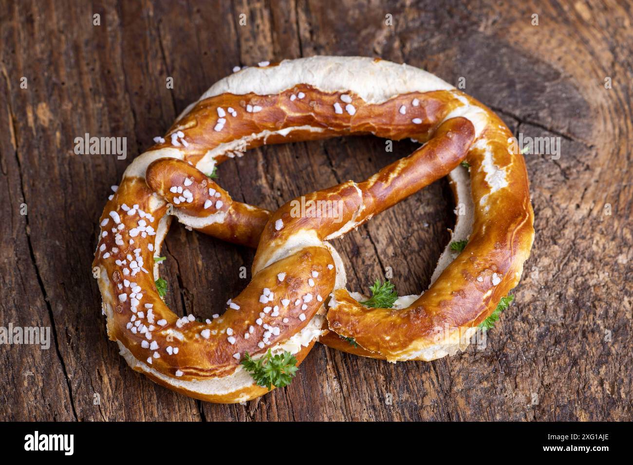 Bayerische Butterbrezel auf Holz Stockfoto