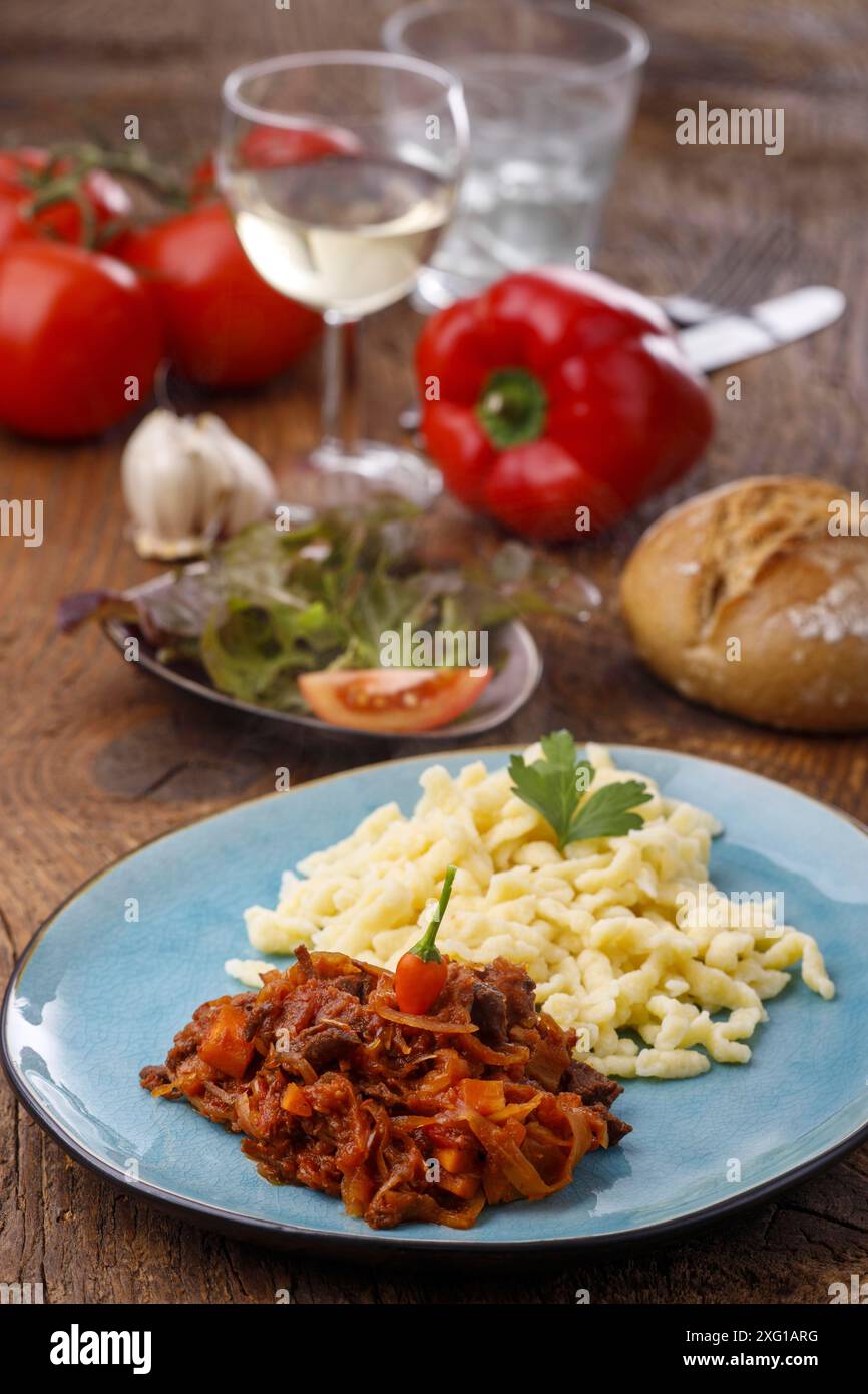 Szeged Gulasch auf dunklem Holz Stockfoto