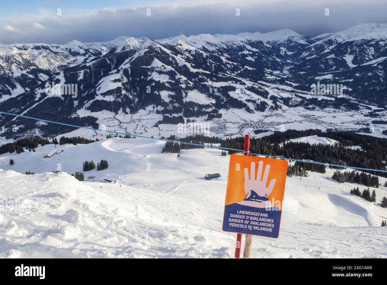 Lawinenwarnschild in den Osterreichischen Alpen Stockfoto