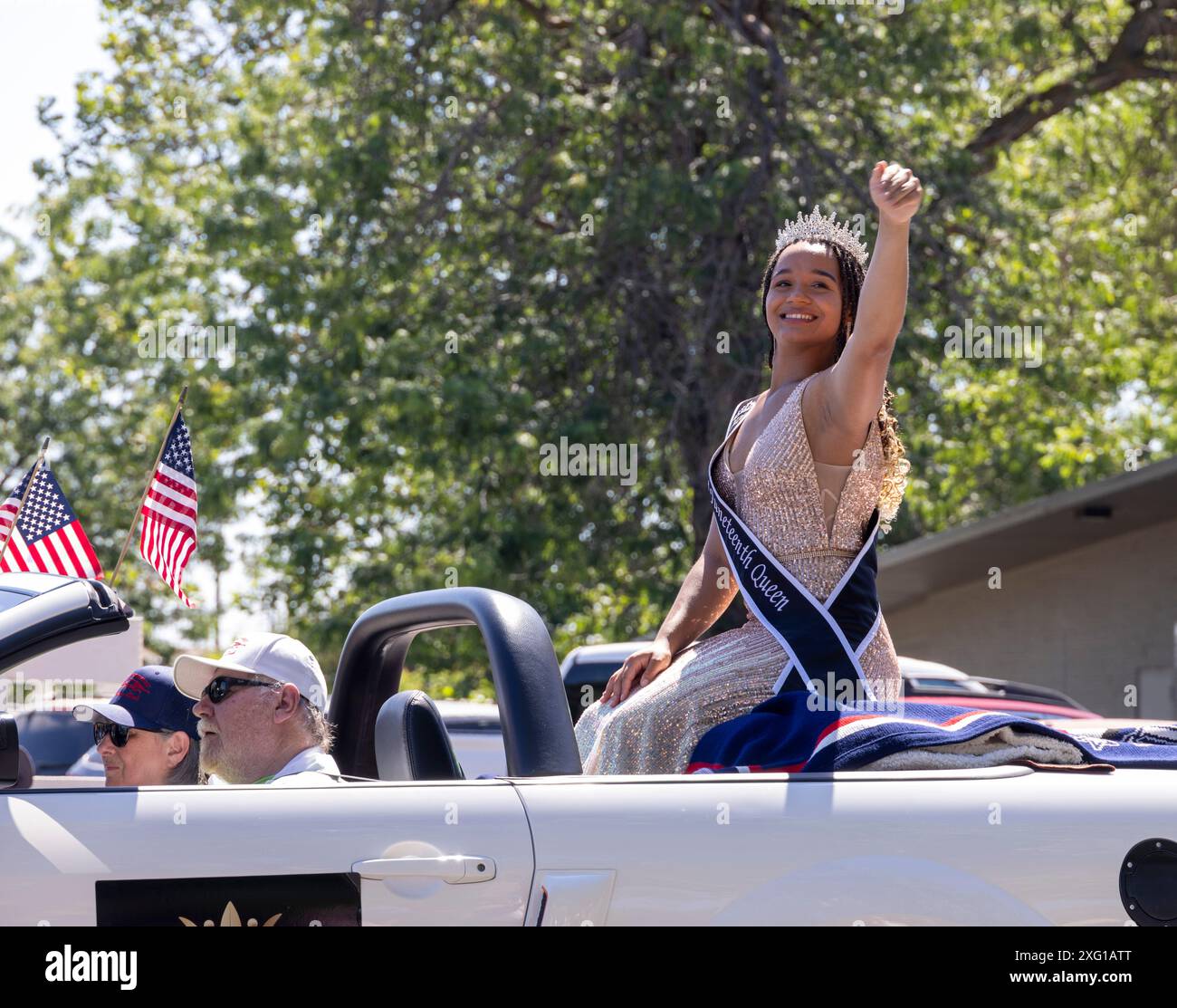 Juneteenth Queen winkt der Menschenmenge, 4. Juli Parade, Pasco, Tri-Cities, Washington State, USA Stockfoto