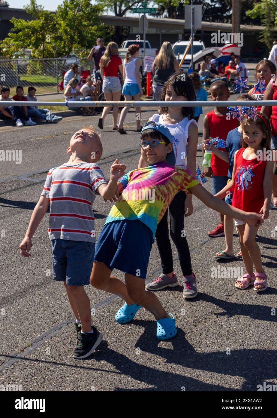 Kinder bücken sich unter der Bar im Limbotanz, Parade vom 4. Juli, Pasco, Tri-Cities, Washington State, USA Stockfoto
