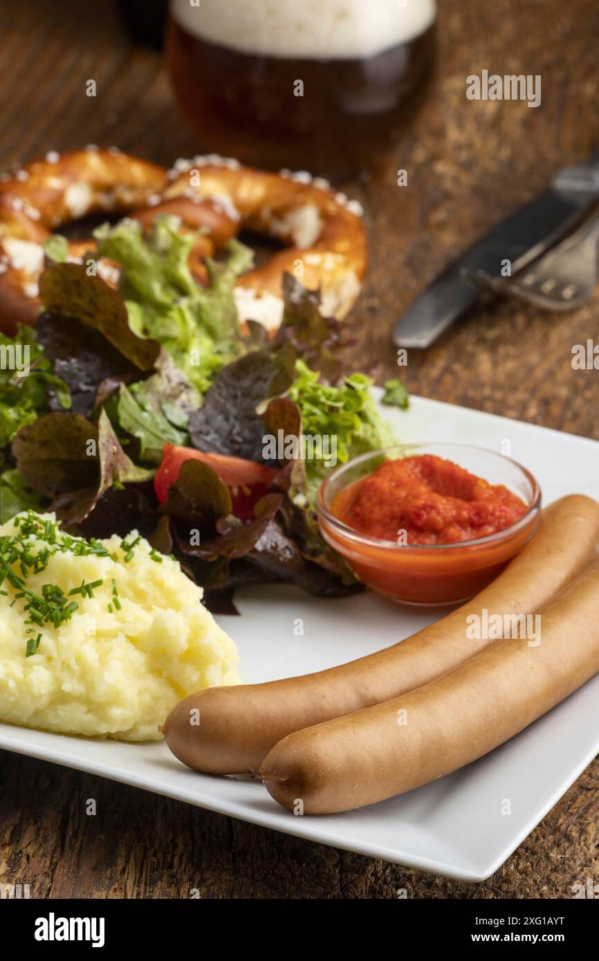 Frankfurter mit Salat und Kartoffelpüree Stockfoto