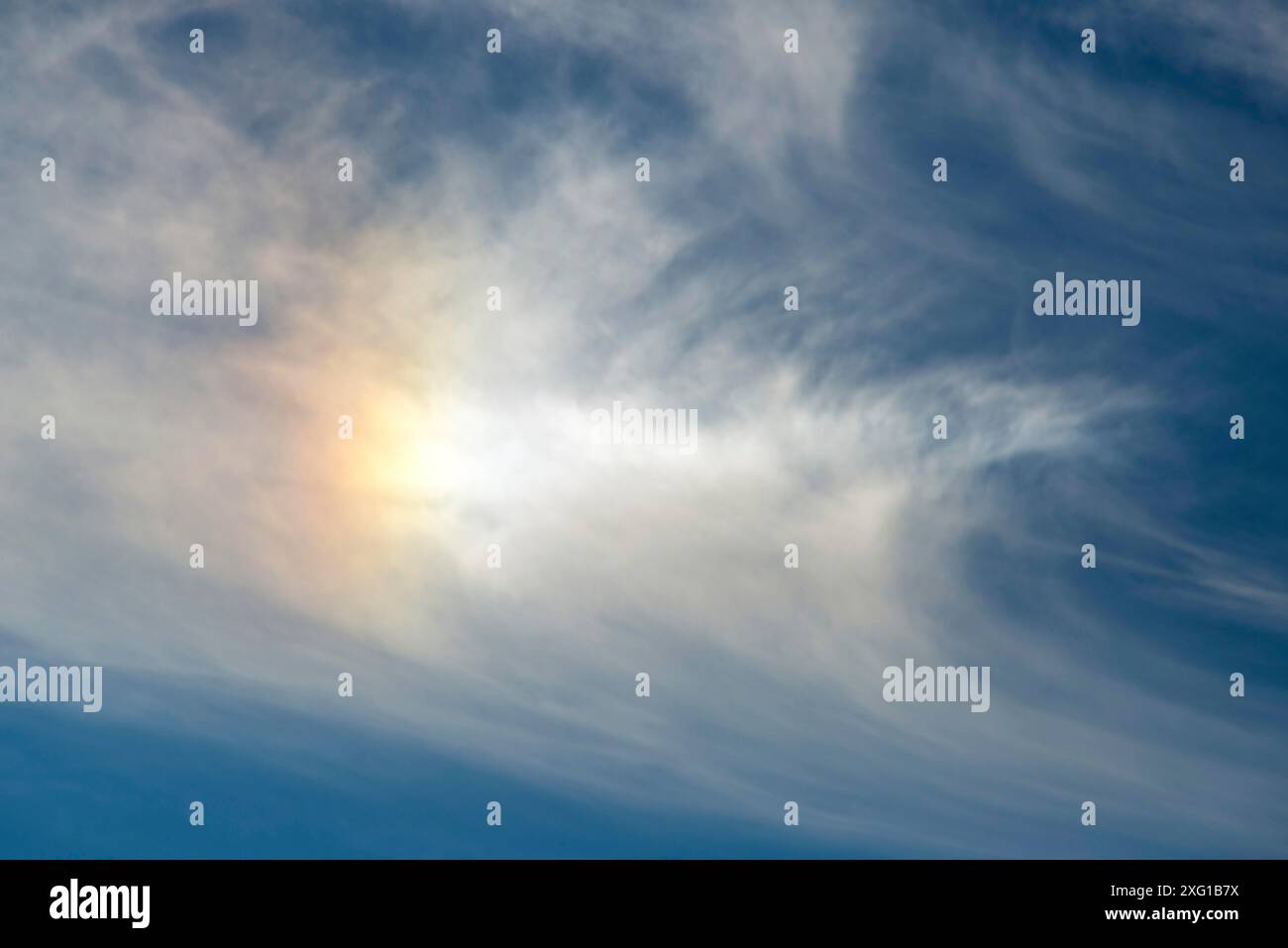 Lichtreflexion in hohen Wolken mit blauem Himmel Stockfoto