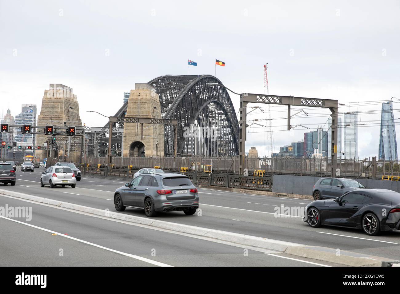 Bradfield Highway über die Sydney Harbour Bridge mit Sydney Traffic Cars fahren über die Brücke, NSW, Australien Stockfoto