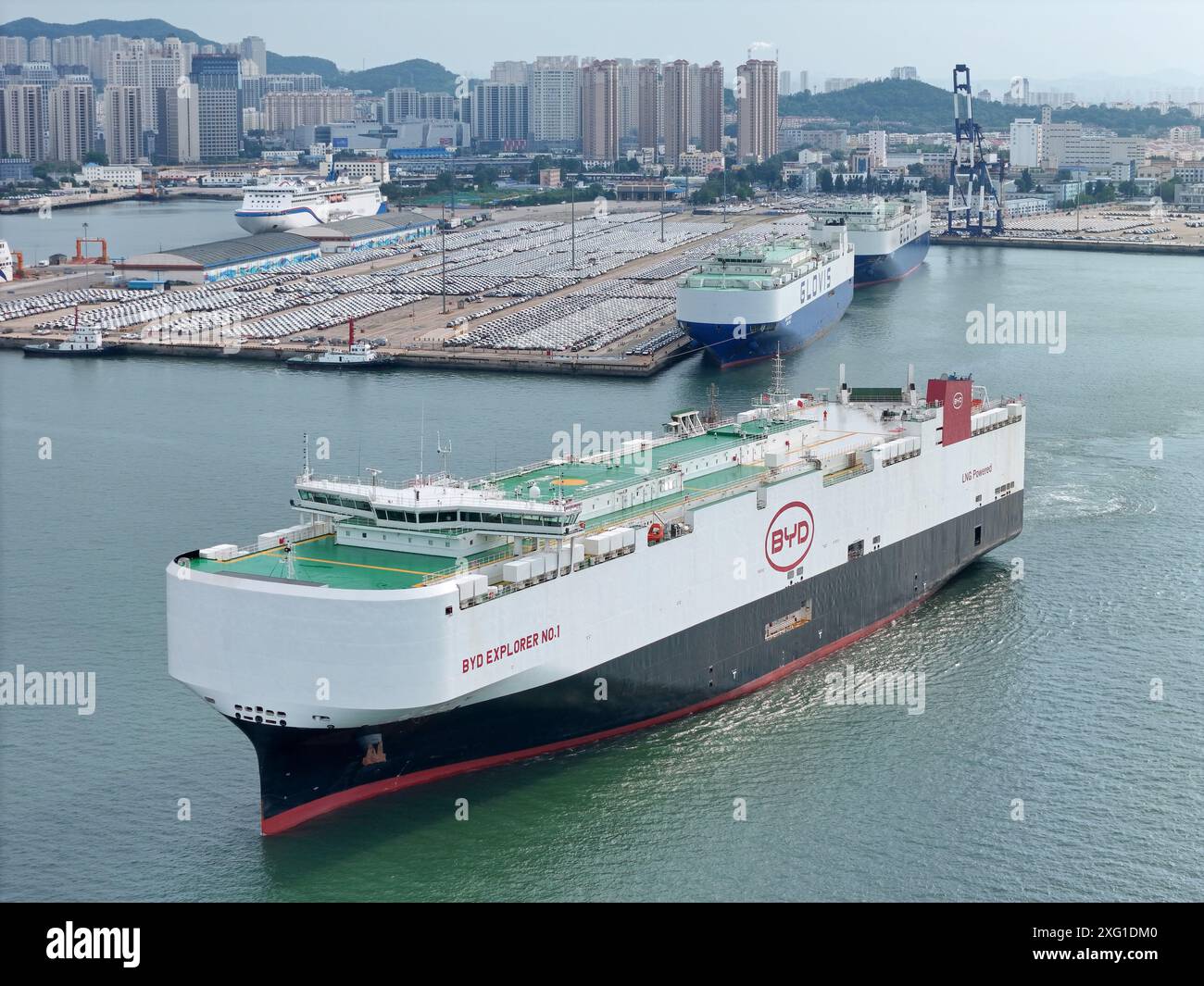 YANTAI, CHINA – 5. JULI 2024 – der mit Autos beladene BYD Explorer 1-Autoträger setzt vom Yantai-Hafen in Yantai, Provinz Shandong, C, in See Stockfoto