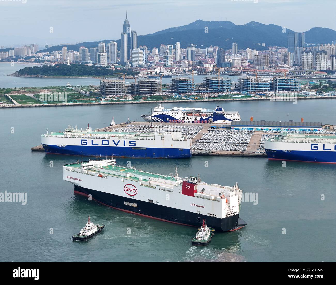 YANTAI, CHINA – 5. JULI 2024 – der mit Autos beladene BYD Explorer 1-Autoträger setzt vom Yantai-Hafen in Yantai, Provinz Shandong, C, in See Stockfoto