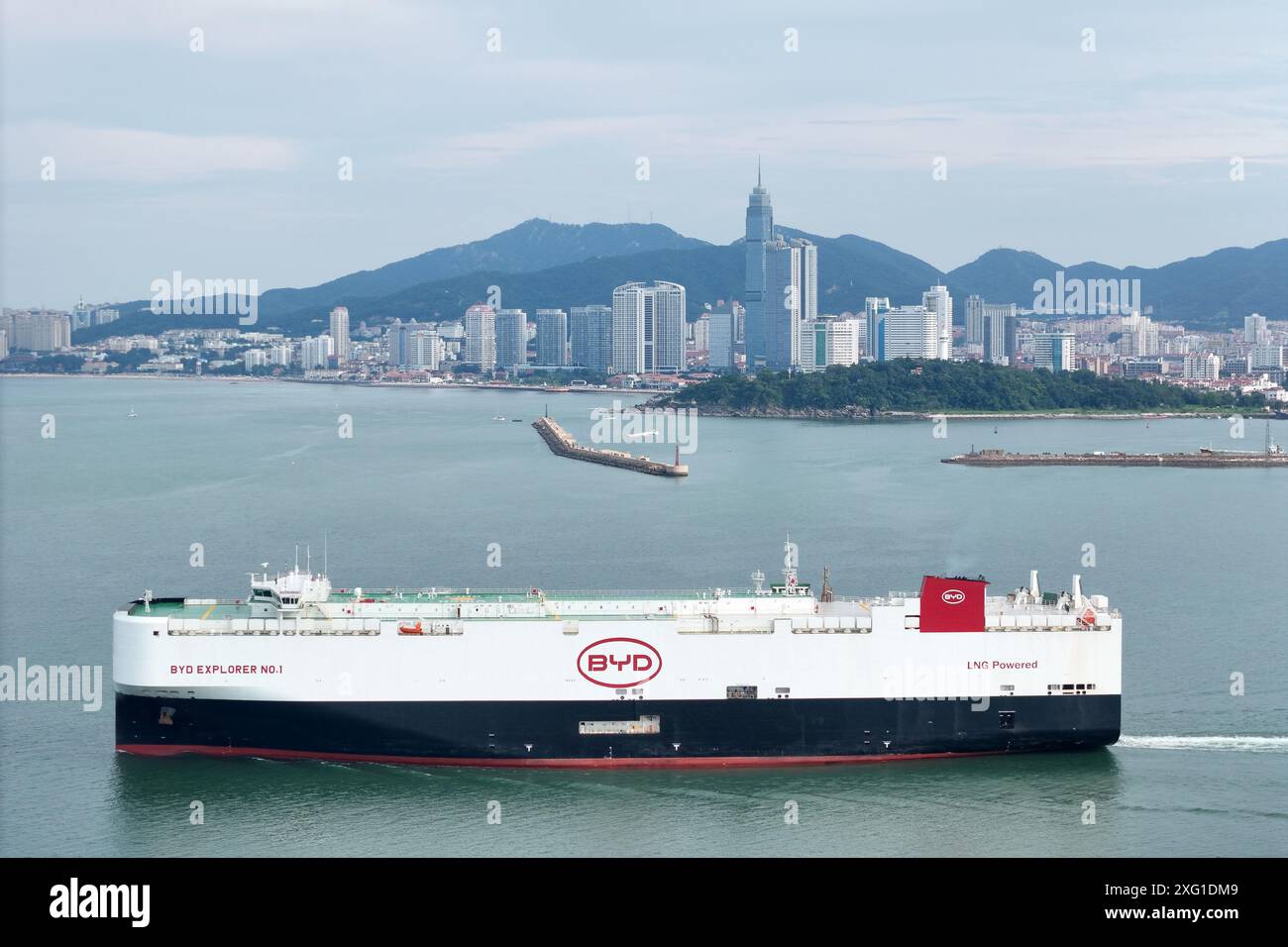 YANTAI, CHINA – 5. JULI 2024 – der mit Autos beladene BYD Explorer 1-Autoträger setzt vom Yantai-Hafen in Yantai, Provinz Shandong, C, in See Stockfoto