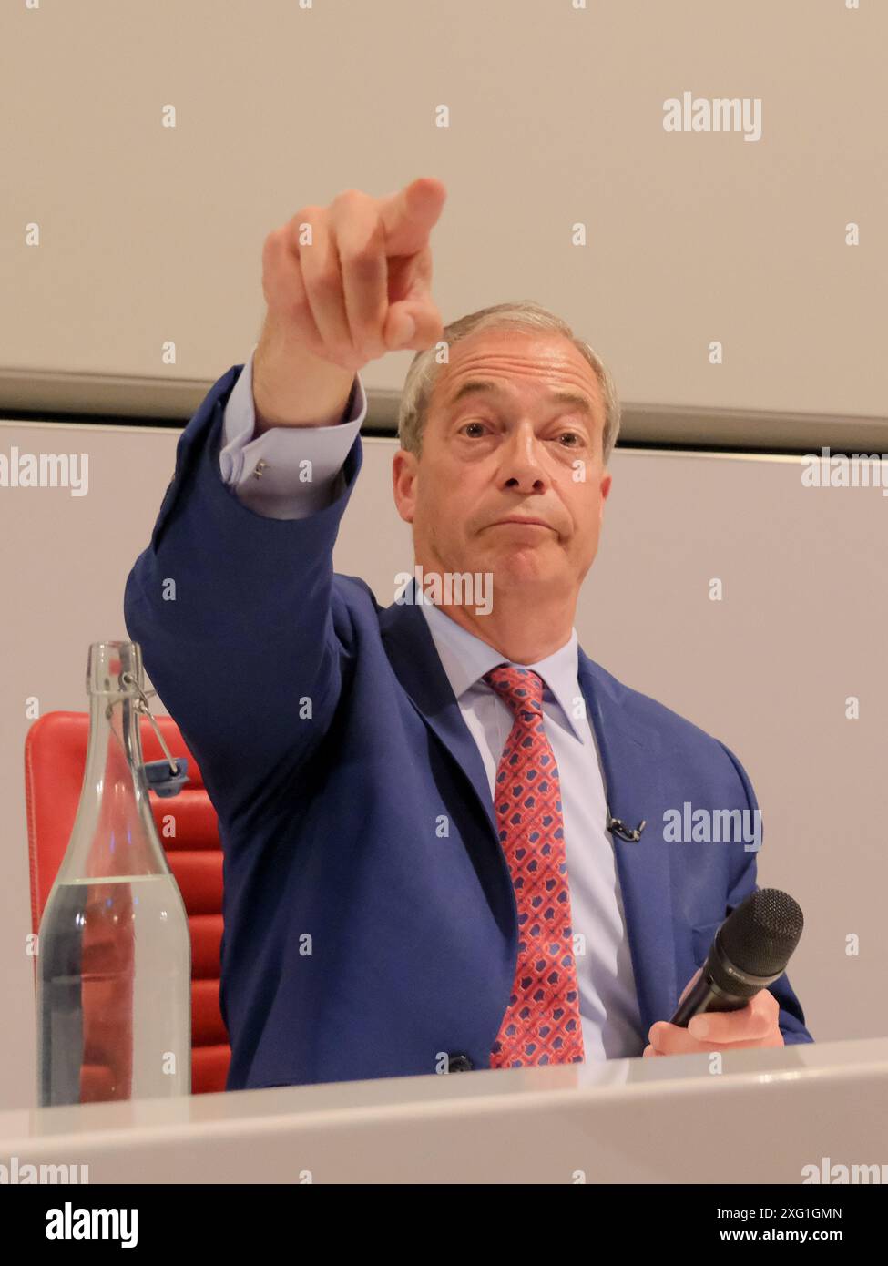 London, UK, 5. Juli 2024. Nigel Farage bei der Pressekonferenz der Reform UK Party, nachdem vier Kandidaten bei den Parlamentswahlen Sitze gewonnen hatten, wobei Nigel Farage in Clacton gewählt wurde, Parteivorsitzender Richard Tice (Skegness), Lee Anderson (Ashfield) und Rupert Lowe (Great Yarmouth). Während der Pressekonferenz wurde ein fünfter Kandidat, James McMurdock, nach einer Neuauszählung zum sieger für Basildon South and East Thurrock ernannt. Quelle: Eleventh Photography/Alamy Live News Stockfoto