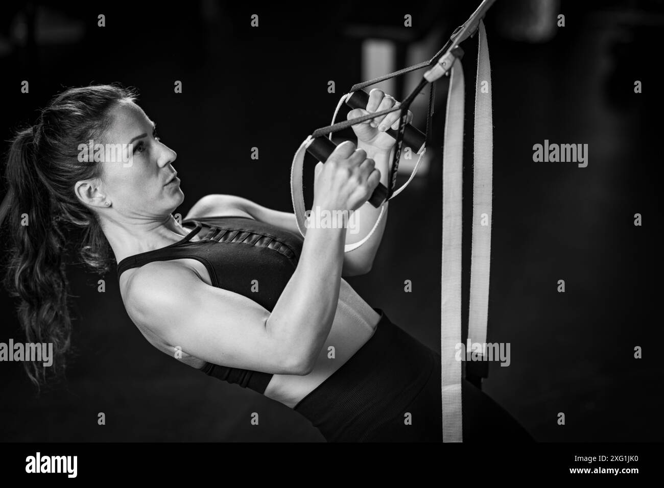 TRx Suspensionstraining im Fitnessstudio. Stockfoto