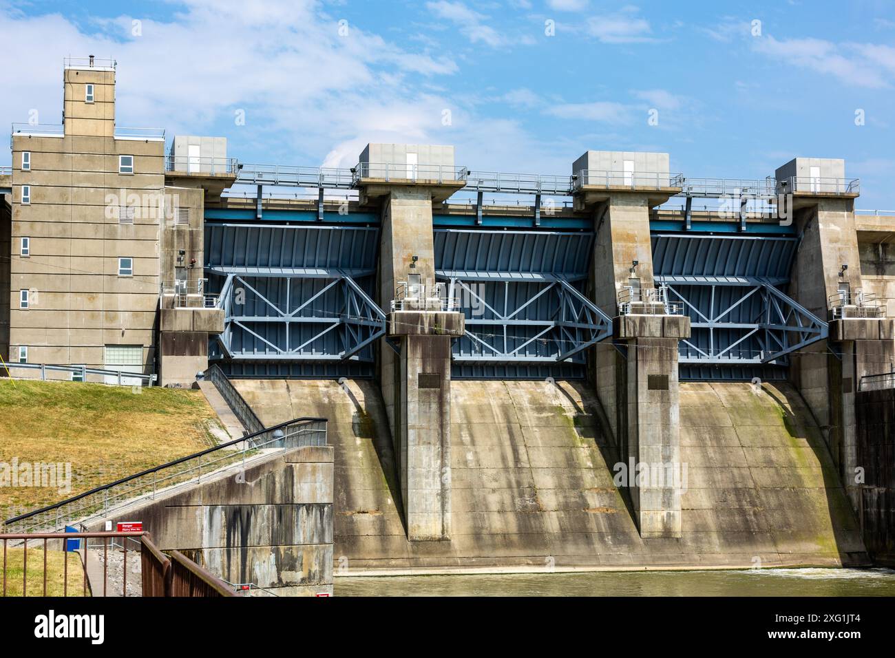 Das US Army Corps of Engineers betreibt den Staudamm J. Edward Roush in der Nähe von Huntington, Indiana, USA. Stockfoto Das US Army Corps of Engineers betreibt den Staudamm J. Edward Roush in der Nähe von Huntington, Indiana, USA. Stockfoto