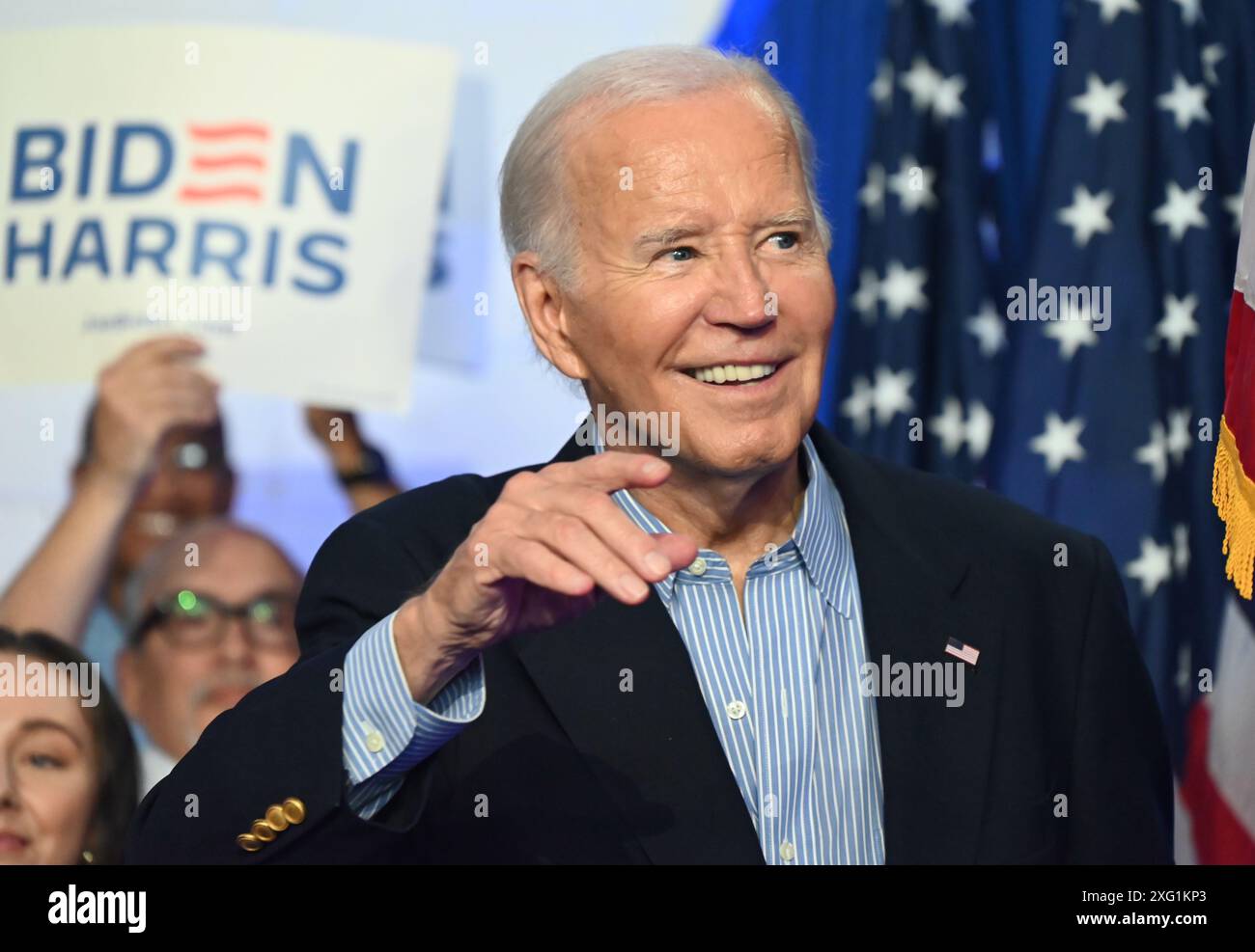 Madison, Usa. Juli 2024. Präsident der Vereinigten Staaten Joe Biden lächelt und winkt der Menge zu, nachdem er sich auf einer Wahlkampfveranstaltung an der Sherman Middle School in Madison geäußert hatte. US-Präsident Joe Biden sagte, dass er im Rennen 2024 um den Präsidenten der Vereinigten Staaten verbleibe und dass er nach einer katastrophalen Präsidentschaftsdebatte von CNN 2024 gegen den ehemaligen Präsidenten der Vereinigten Staaten Donald J. Trump gewinnen werde. (Foto: Kyle Mazza/SOPA Images/SIPA USA) Credit: SIPA USA/Alamy Live News Stockfoto