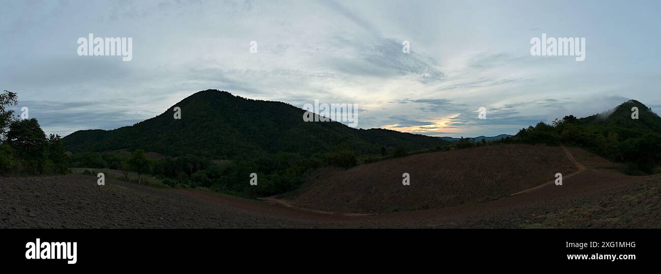 Panoramablick auf Khao Thevada („Engel Berg“) bei Sonnenaufgang vom Campingplatz Tapernkee, Provinz Suphan Buri, Thailand Stockfoto