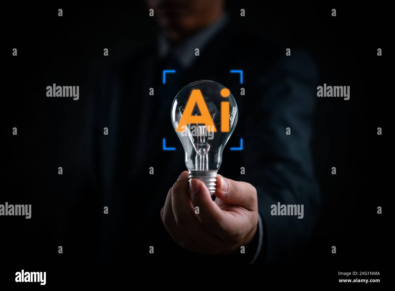 Der Mann hält eine Glühbirne. Künstliche Intelligenz, Innovation, moderne Technologie. Gespräch mit Roboter. Stockfoto