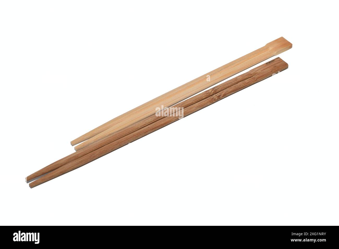 Zwei Holzstäbchen liegen auf weißem Hintergrund. Stockfoto