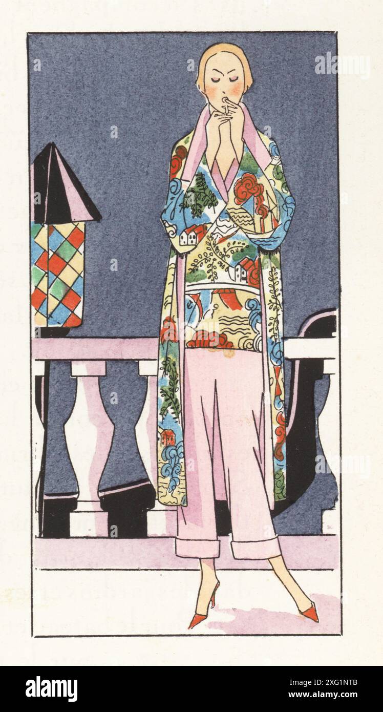 Modische Frau im luxuriösen Kleid raucht eine Zigarette auf einer Terrasse, Paris, 1924. Pour le Lido: Schlafanzug aus bedruckter Seide und Krepp Uni von Edward Molyneux. Lithografie nach einer Illustration von Miss Colette, Miss J. Dory, Miss Mariotton, Miss Vitrotto oder Miss Mana aus Art, Gicht, Beaute, erschienen im Modemagazin AGB, Lyon, 1924. Stockfoto