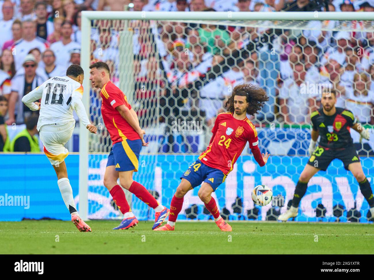 Stuttgart, Deutschland. Juli 2024. Marc Cucurella, ESP 24 Handspiel nach Schuss von Jamal Musiala, DFB 10 im Viertelfinalspiel DEUTSCHLAND - SPANIEN 1-2 der UEFA-Europameisterschaften 2024 am 5. Juli 2024 in Stuttgart. Fotograf: ddp Images/STAR-Images Credit: ddp Media GmbH/Alamy Live News Stockfoto