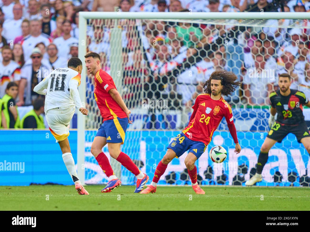 Marc Cucurella, ESP 24 Handspiel nach Schuss von Jamal Musiala, DFB 10 im Viertelfinalspiel DEUTSCHLAND - SPANIEN 1-2 der UEFA-Europameisterschaften 2024 am 5. Juli 2024 in Stuttgart. Fotograf: Peter Schatz Credit: Peter Schatz/Alamy Live News Stockfoto