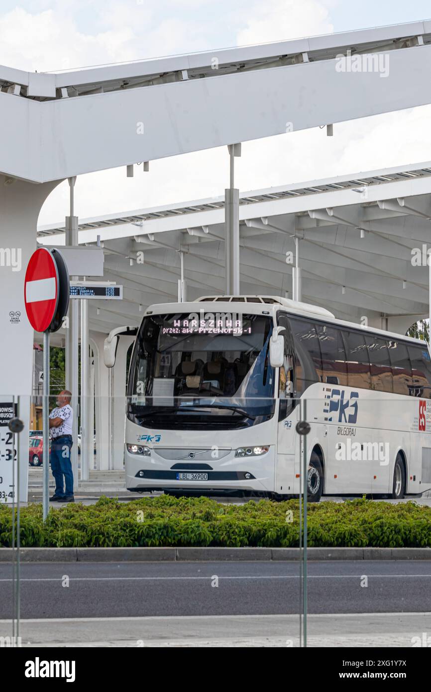 4. Juli 2024 Lublin Polen. Bushaltestelle an einem sonnigen Sommertag. Stockfoto