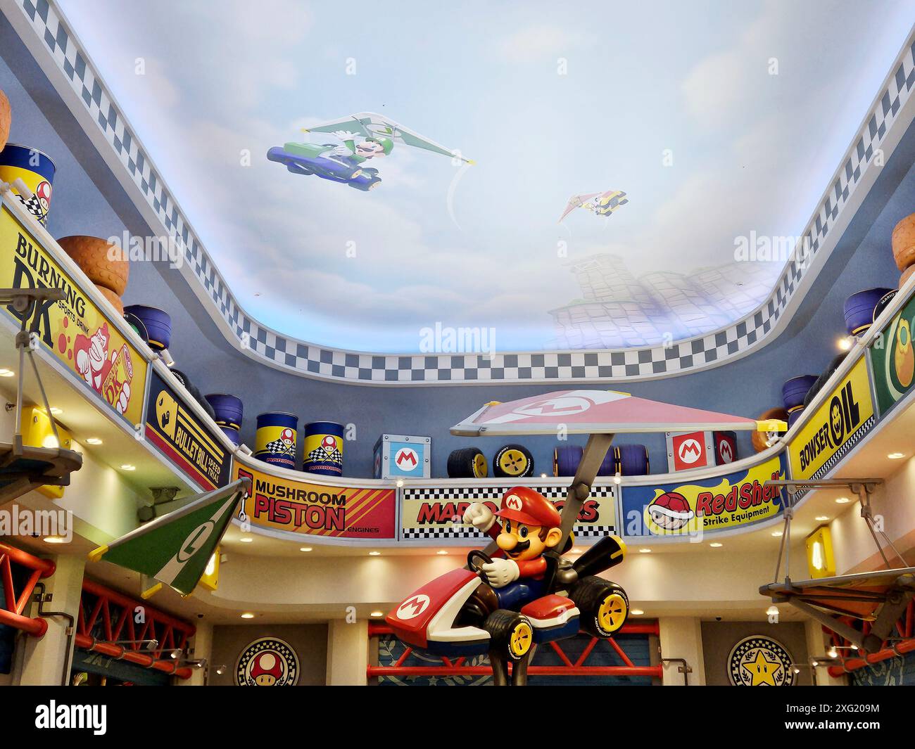 Osaka, Japan - 11. Dezember 2023: Mario in Mario Kart im Souvenirshop in Super Nintendo World, einem Attraktionsgebiet der Universal Studios Japan. Stockfoto