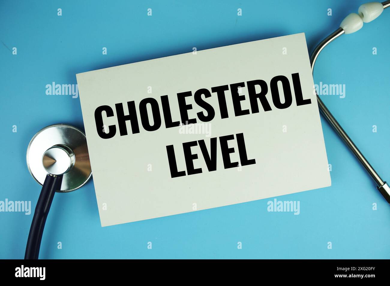 Textnachricht des Cholesterinspiegels auf Sprechblase mit Stethoskop-Draufsicht auf blauem Hintergrund, Health Concept Hintergrund Stockfoto