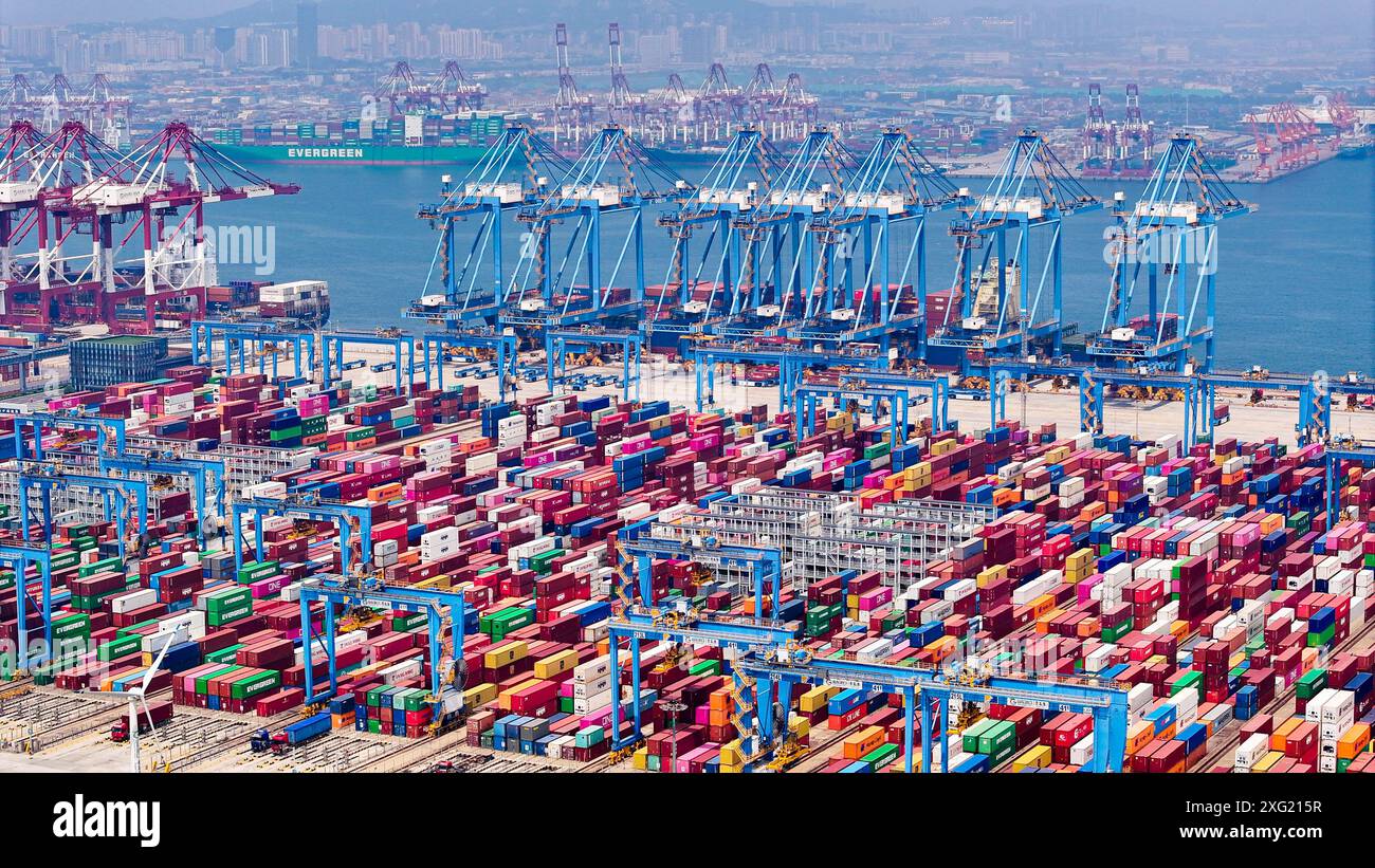 Peking, China. Juli 2024. Ein Foto der Drohne vom 3. Juli 2024 zeigt ein vollautomatisiertes Containerterminal des Hafens Qingdao in der ostchinesischen Provinz Shandong. Guo Xulei/Xinhua/Alamy Live News Stockfoto