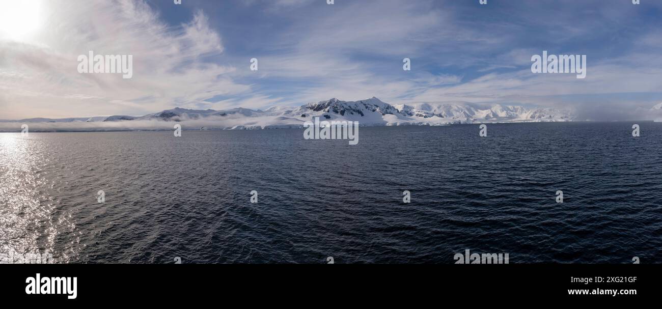 Foyn Harbour im Morgennebel, Enterprise Island, Antarktische Halbinsel Stockfoto