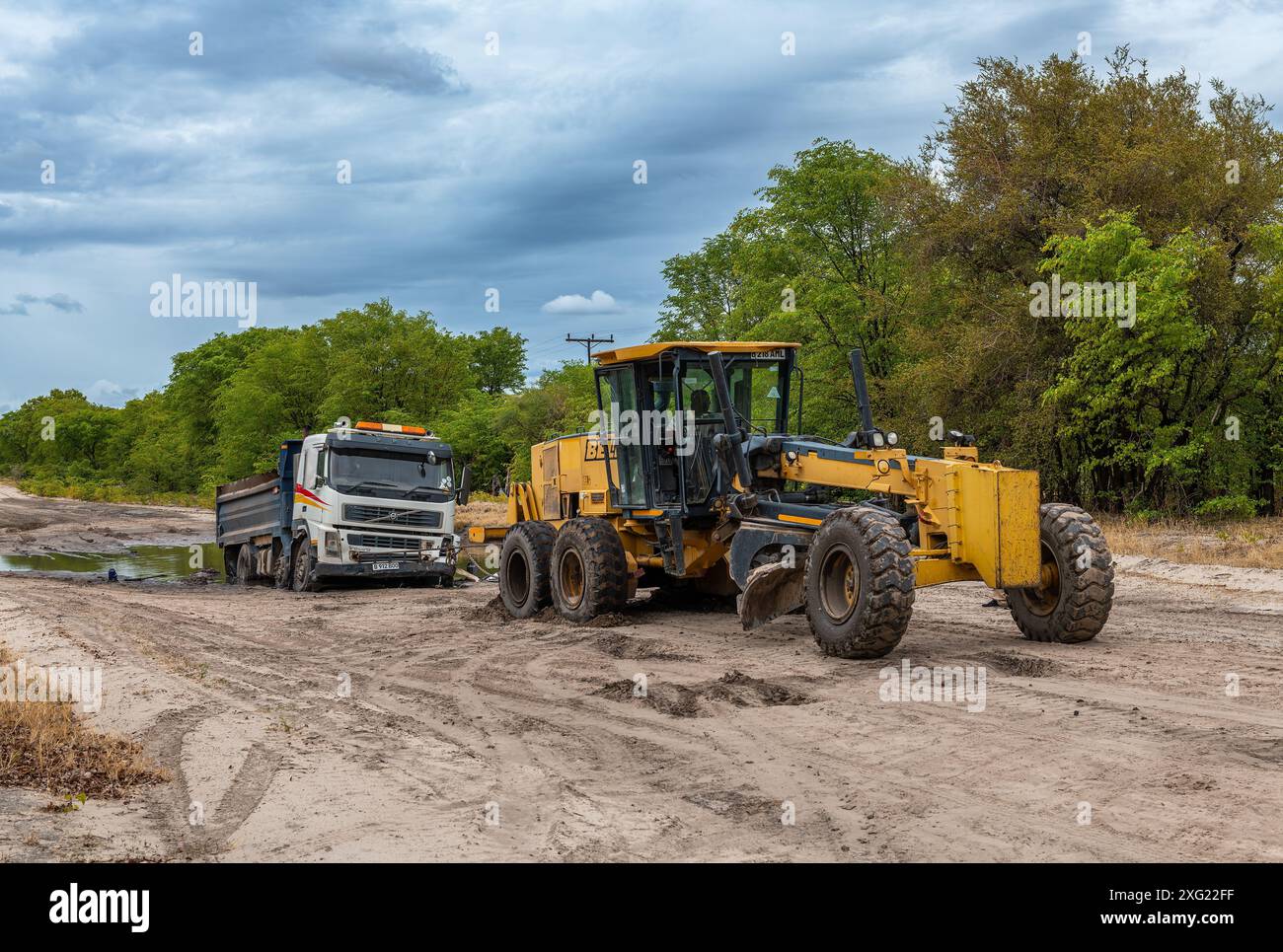 Truck hängt auf einer Feldstraße im Chobe-Nationalpark, Botswana Stockfoto