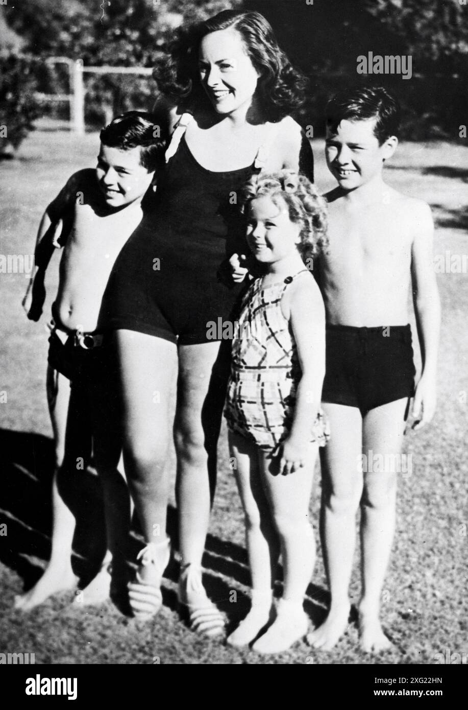 PAULETTE GODDARD, Hauptdarstellerin und zukünftige Ehefrau von CHARLIE CHAPLIN mit seinen beiden Söhnen SYDNEY (links) (* 1926) und CHARLES Jr. (* 1925) mit SHIRLEY TEMPLE in Palm Springs, Kalifornien, Ende 1935 Stockfoto