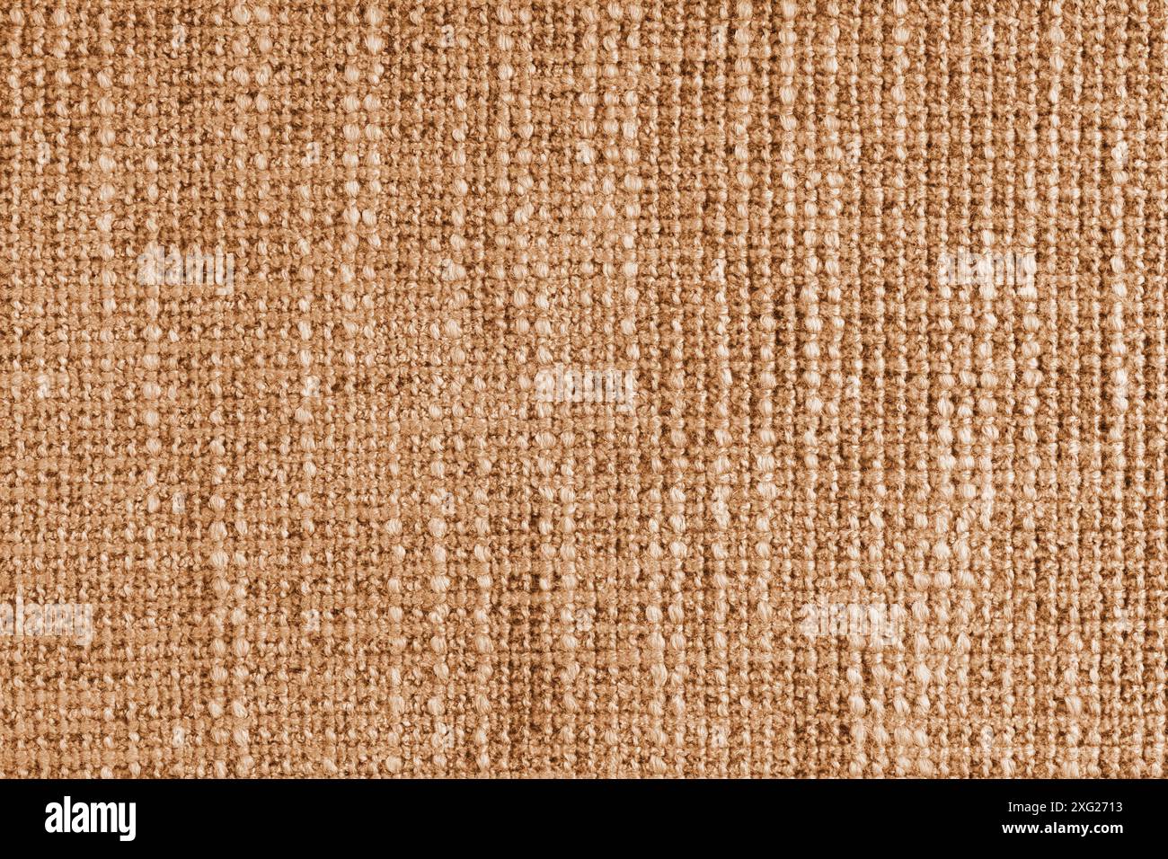 Orangefarbener Polsterung aus Jacquard-Gewebe mit grober Webstruktur. Textilhintergrund, Möbel Textilmaterial, Tapete, Hintergrund. Stoffstruktur CLOO Stockfoto
