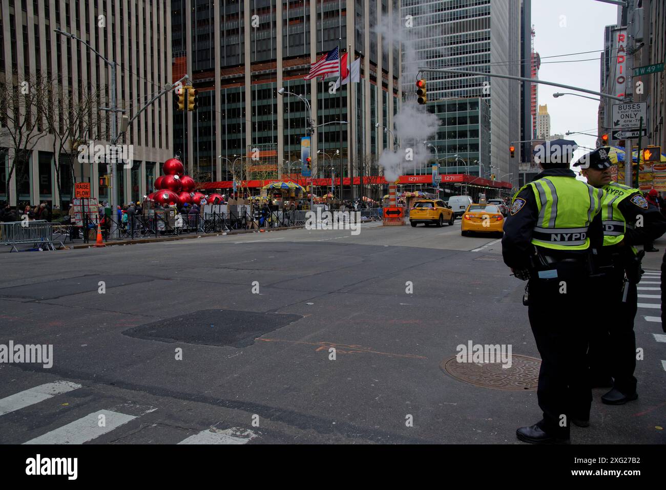 Riesige rote Weihnachtskugeln auf der 6th Avenue (Avenue of the Americas, Manhattan, New York City), mit Weihnachtsdekoration während der weihnachtszeit Stockfoto