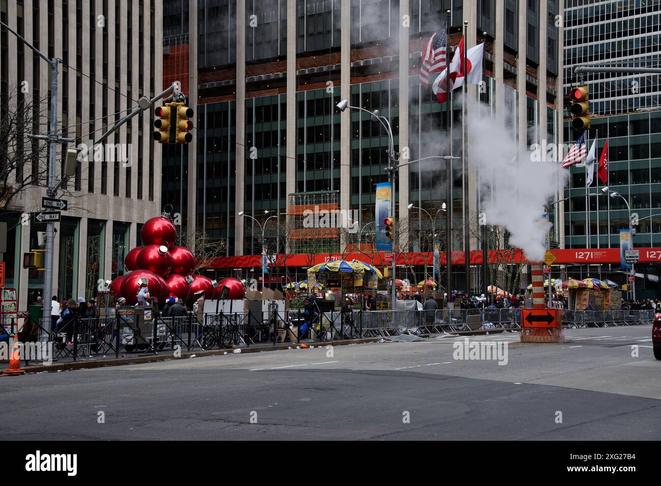 Riesige rote Weihnachtskugeln auf der 6th Avenue (Avenue of the Americas, Manhattan, New York City), mit Weihnachtsdekoration während der weihnachtszeit Stockfoto