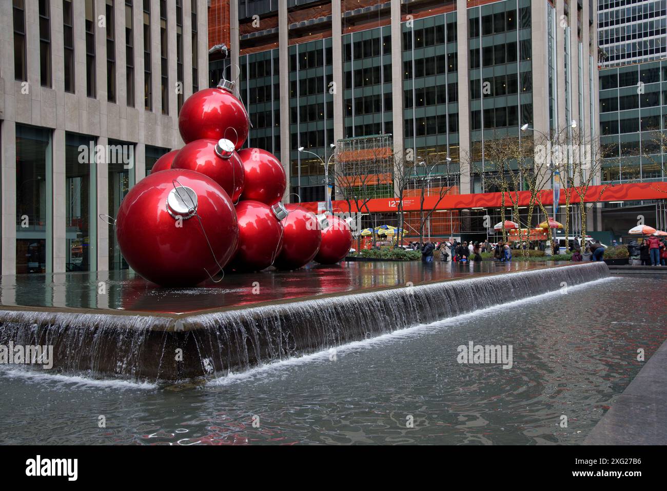Riesige rote Weihnachtskugeln auf der 6th Avenue (Avenue of the Americas, Manhattan, New York City), mit Weihnachtsdekoration während der weihnachtszeit Stockfoto