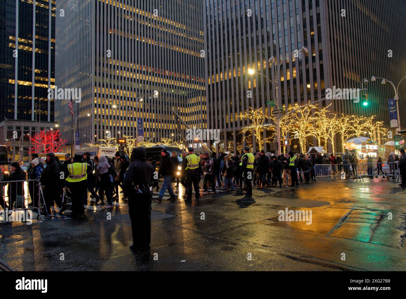 Riesige rote Weihnachtskugeln auf der 6th Avenue (Avenue of the Americas, Manhattan, New York City), mit Weihnachtsdekoration während der weihnachtszeit Stockfoto