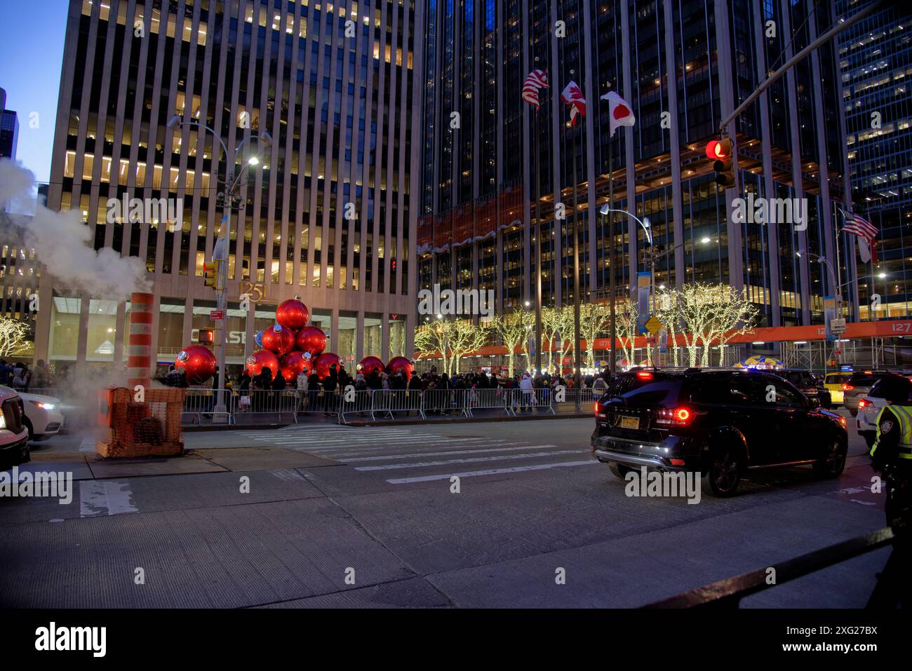 Riesige rote Weihnachtskugeln auf der 6th Avenue (Avenue of the Americas, Manhattan, New York City), mit Weihnachtsdekoration während der weihnachtszeit Stockfoto