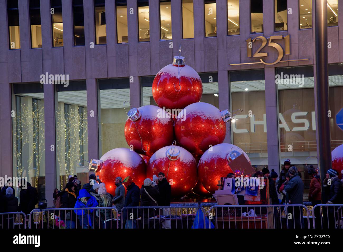 Riesige rote Weihnachtskugeln auf der 6th Avenue (Avenue of the Americas, Manhattan, New York City), mit Weihnachtsdekoration während der weihnachtszeit Stockfoto