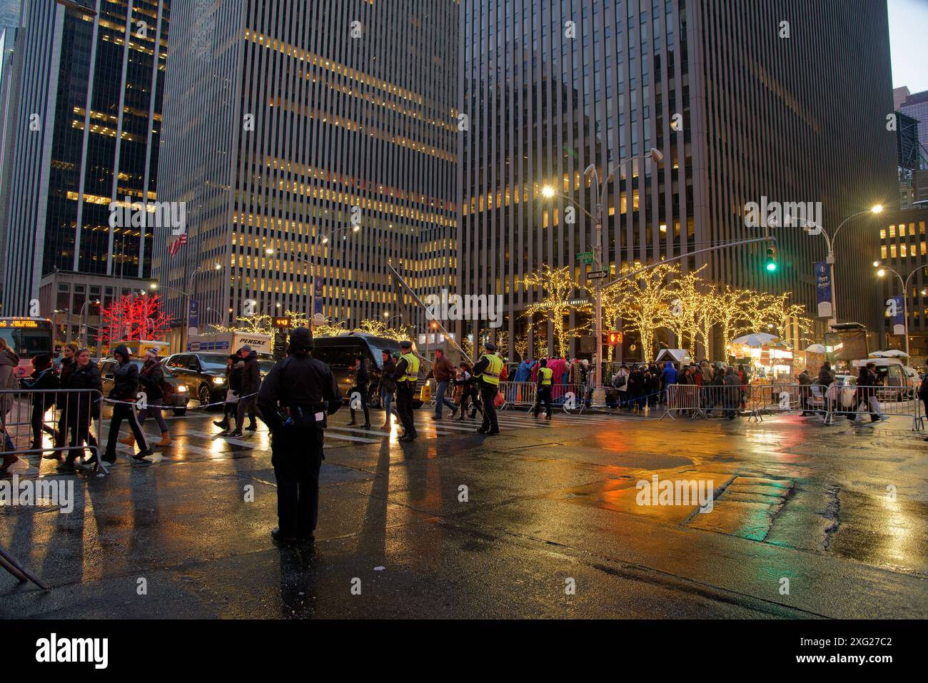 Riesige rote Weihnachtskugeln auf der 6th Avenue (Avenue of the Americas, Manhattan, New York City), mit Weihnachtsdekoration während der weihnachtszeit Stockfoto