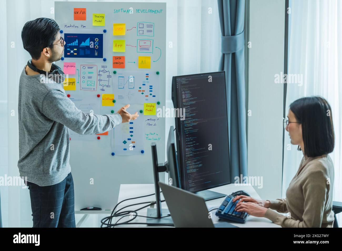 Das Entwicklerteam präsentiert das Design der Projektoberfläche mit der Platine und die Problemlösung im Büro Stockfoto