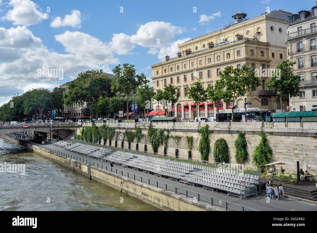 FRANKREICH. PARIS (75) 4. BEZIRK. DAS RECHTE SEINE-UFER BEREITET DIE ERÖFFNUNGSZEREMONIE DER OLYMPISCHEN SPIELE 2024 IN PARIS VOR. INSTALLATIO Stockfoto