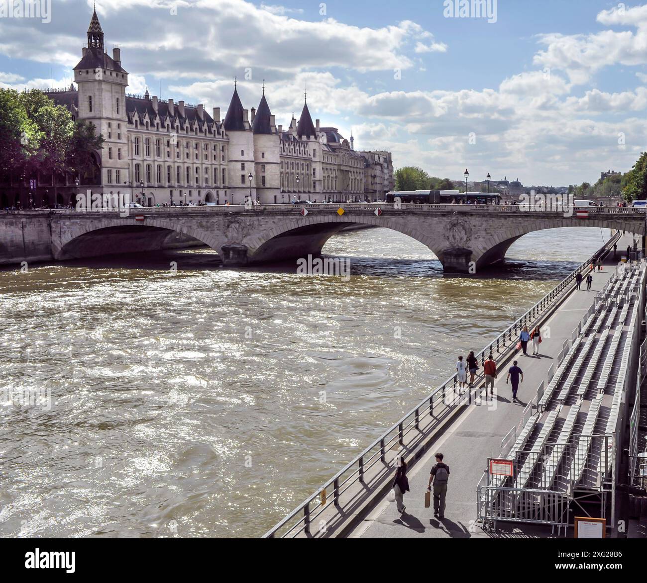 FRANKREICH. PARIS (75) 4. BEZIRK. DAS RECHTE SEINE-UFER BEREITET DIE ERÖFFNUNGSZEREMONIE DER OLYMPISCHEN SPIELE 2024 IN PARIS VOR. INSTALLATIO Stockfoto