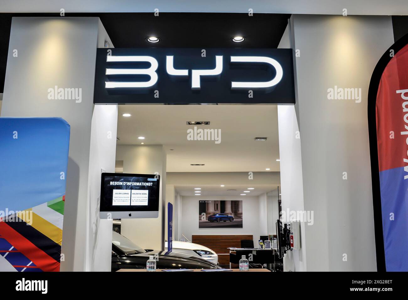 FRANKREICH. PARIS (75) 1. BEZIRK. BYD CHINESISCHE ELEKTROAUTOS AUSSTELLUNGSRAUM Stockfoto