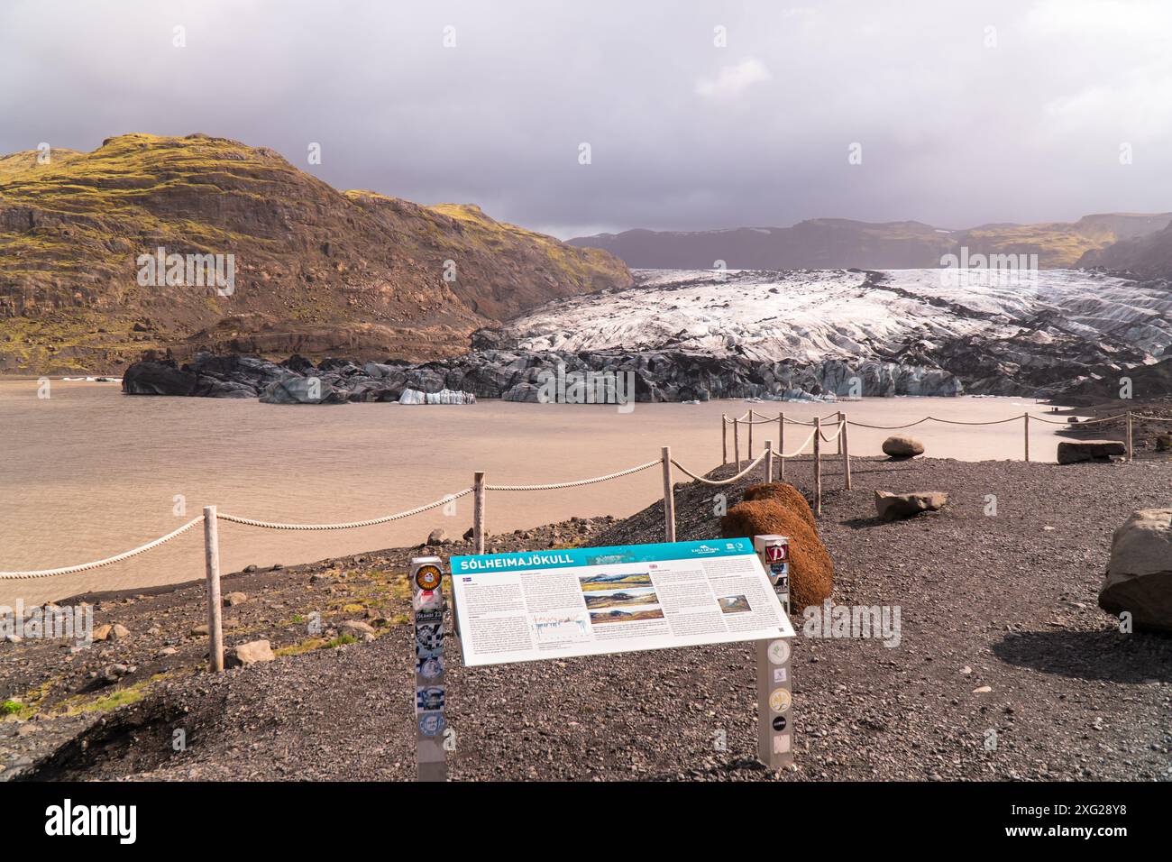 Sólheimajökull, Island. Der Gletscher und der Gletschersee bei Sólheimajökull, der sich aufgrund des Klimawandels zurückzieht. Isländische Natur. Stockfoto