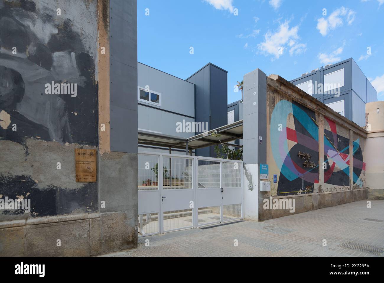 Barcelona, SPANIEN - 6. JULI 2024: Außenansicht des Eingangs zur Entenza-Schule in Barcelona mit geometrischer Straßenkunst an der Fassade. Stockfoto