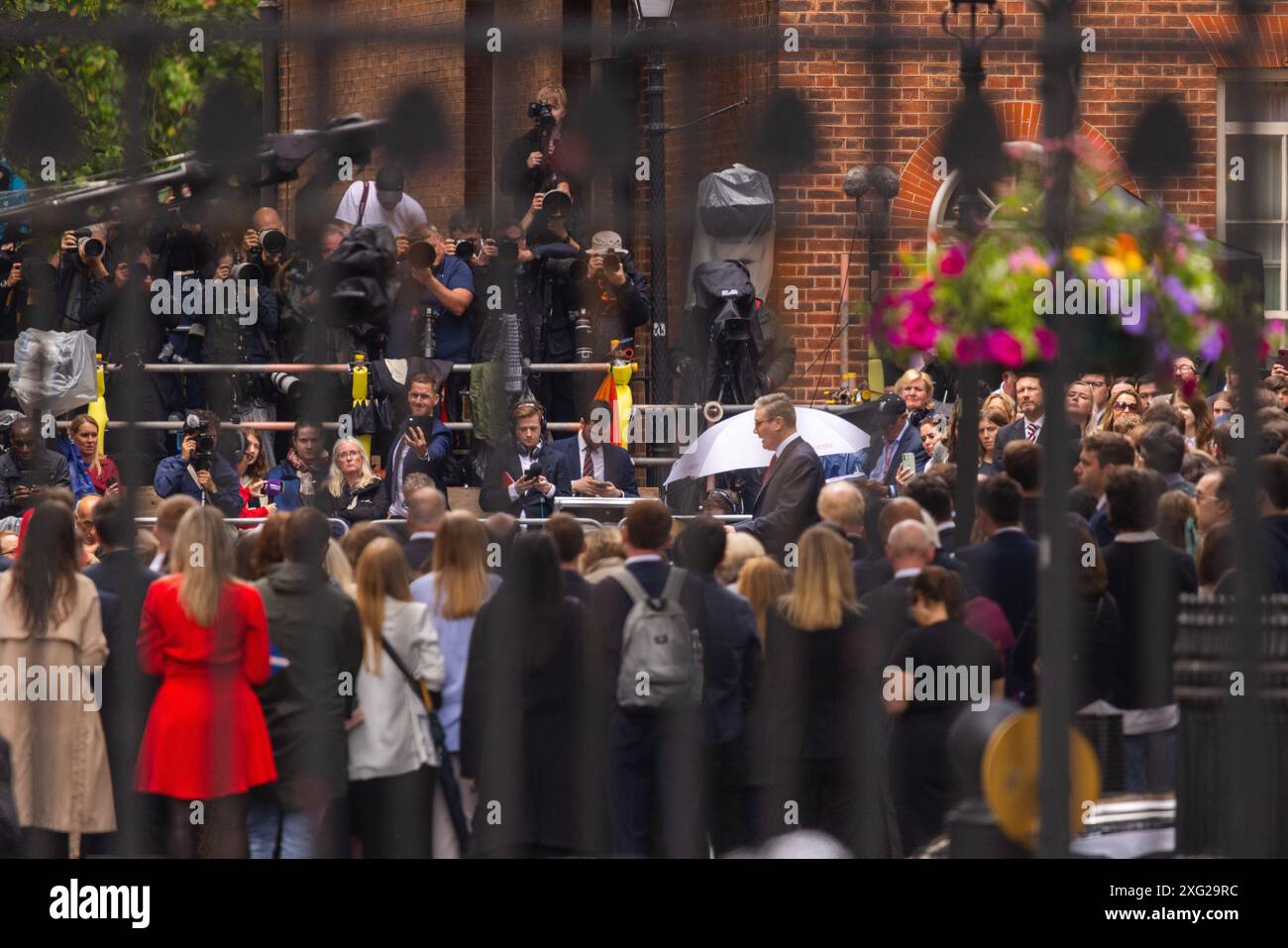 London, Großbritannien. JUNI 2024. Ein Blick durch die Tore der Downing Street auf den neu gewählten Premierminister Sir Kier Starmer nach den britischen Parlamentswahlen, kann gesehen werden, wie er eine Rede hielt, umgeben von Presse und Personal. Credit Milo Chandler/Alamy Live News Stockfoto