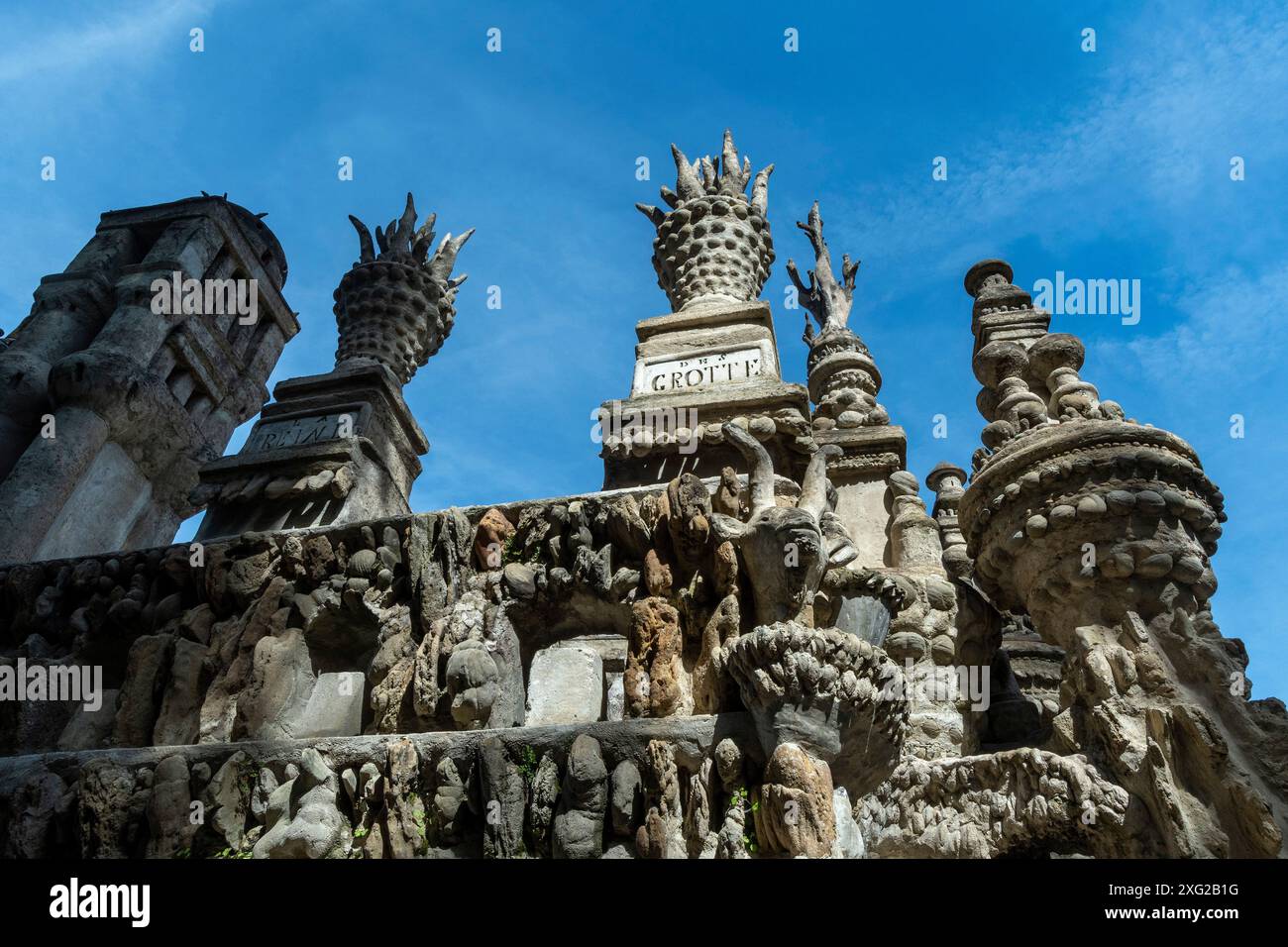 Hauterives. Palais ideal erbaut von Postman Ferdinand Cheval naive Kunst, Ostfassade, Drôme, Auvergne-Rhone-Alpes, Frankreich Stockfoto