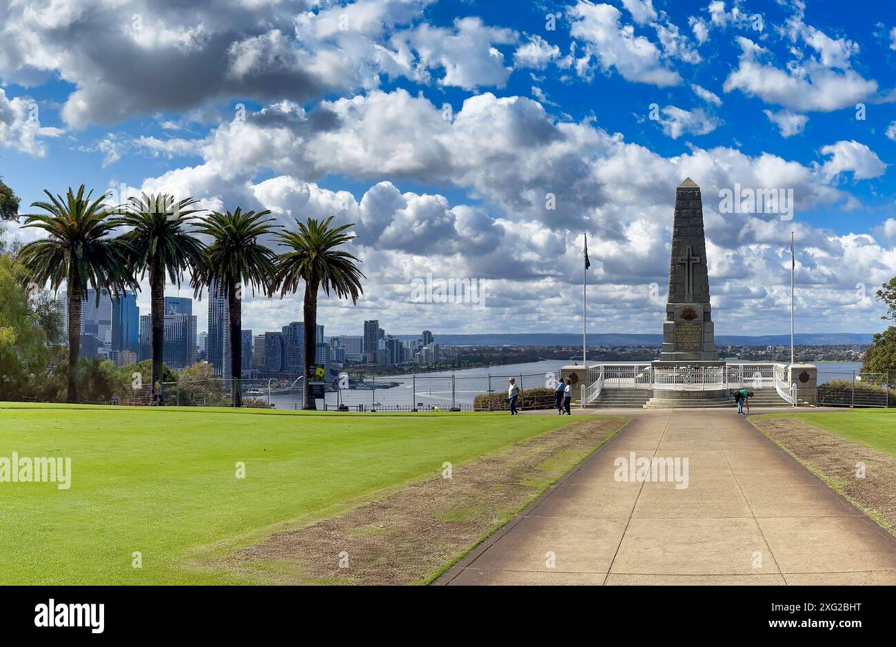 Perth, WA - 12. September 2023: Panoramablick auf das State war Memorial und den Kings Park. Stockfoto