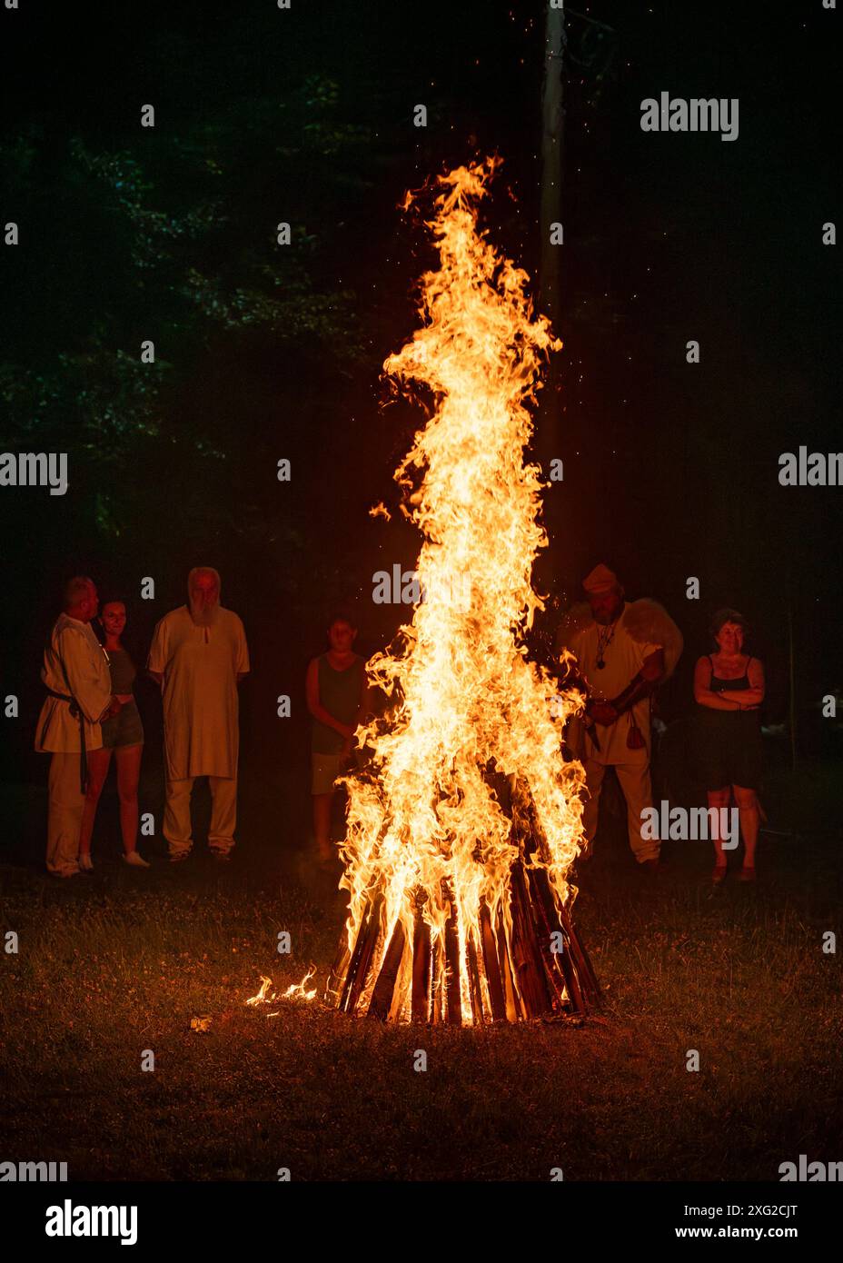 Costesti, Hunedoara, Rumänien - 24. Juni 2024. Eine antike historische Nachstellergruppe, repräsentiert einen dakischen Brauch, der die Götter und die Natur zelebriert. Stockfoto